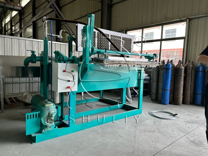 Paper egg tray molding machine